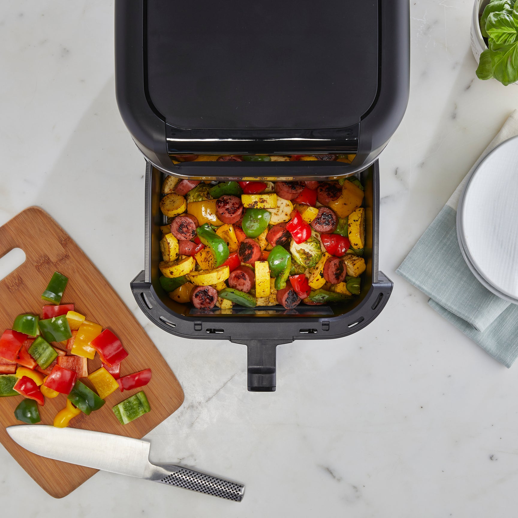 West Bend 7QT Air Fryer with 13 Presets, in Black (AFWB7QBK13)