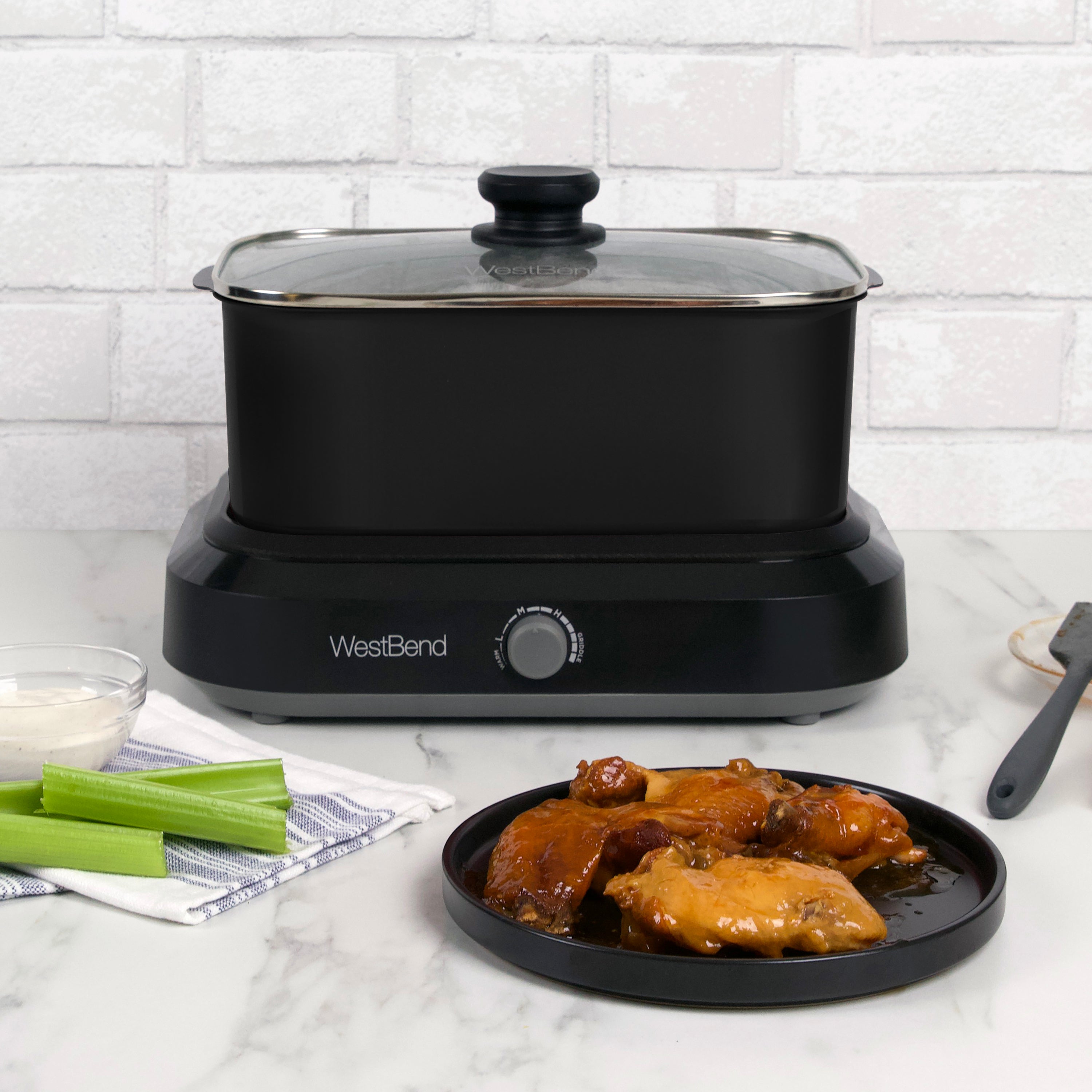 West Bend Versatility Slow Cooker with Thermal Travel Tote and Non-Stick  Surface, 5 Qt. Capacity, in Black (87905BK)