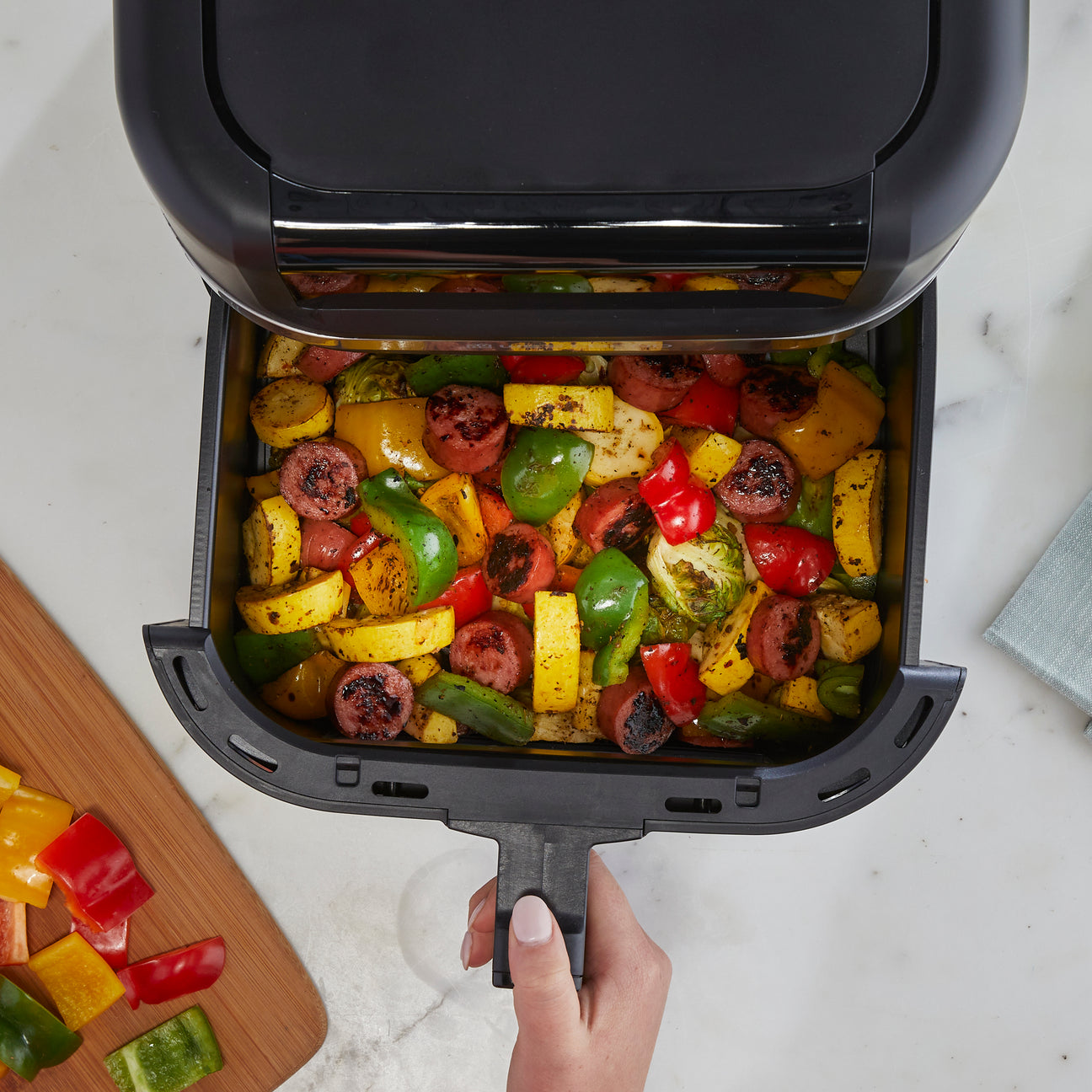 West Bend 7QT Air Fryer with 13 Presets, in Black (AFWB7QBK13)