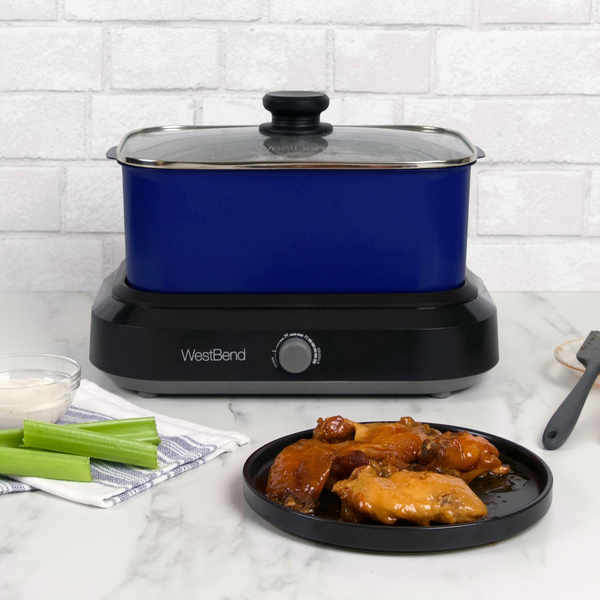 West Bend Versatility Slow Cooker with Thermal Travel Tote and Non-Stick  Surface, 5 Qt. Capacity, in Blue (87905B)