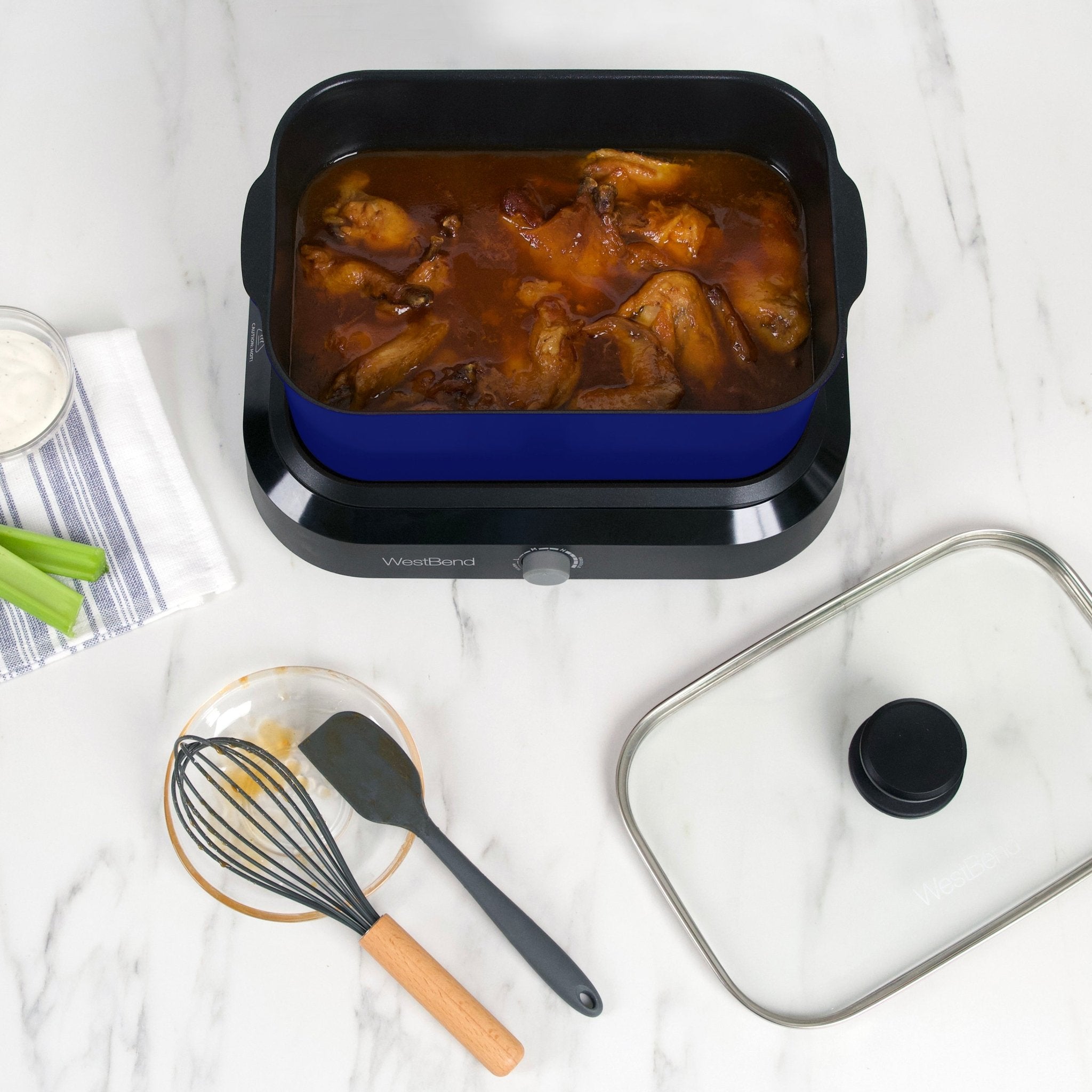 West Bend Versatility Slow Cooker with Thermal Travel Tote and Non-Stick  Surface, 6 Qt. Capacity, in Blue (87906B)
